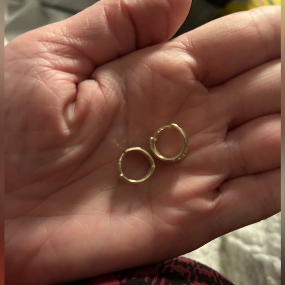 10K SOLID Yellow Gold Two-Tone Diamond-Cut Huggie Earrings Hoops Hoops 10kt - Picture 5 of 7